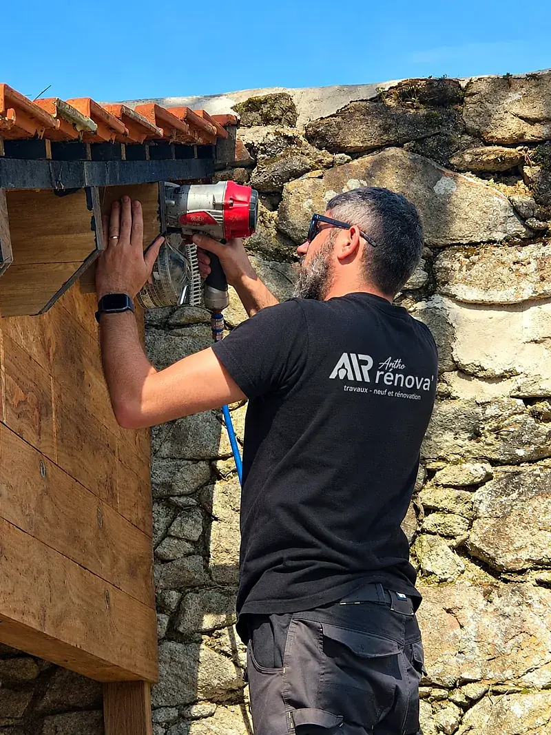 Antho fixe un habillage bois au cloueur